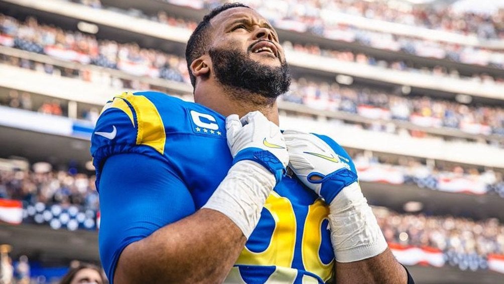 Aaron Donald jugando partido de la NFL con Los Angeles Rams