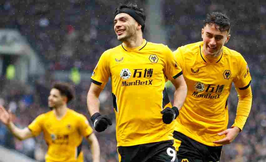 Raúl Jiménez celebrando su gol ante Tottenham 