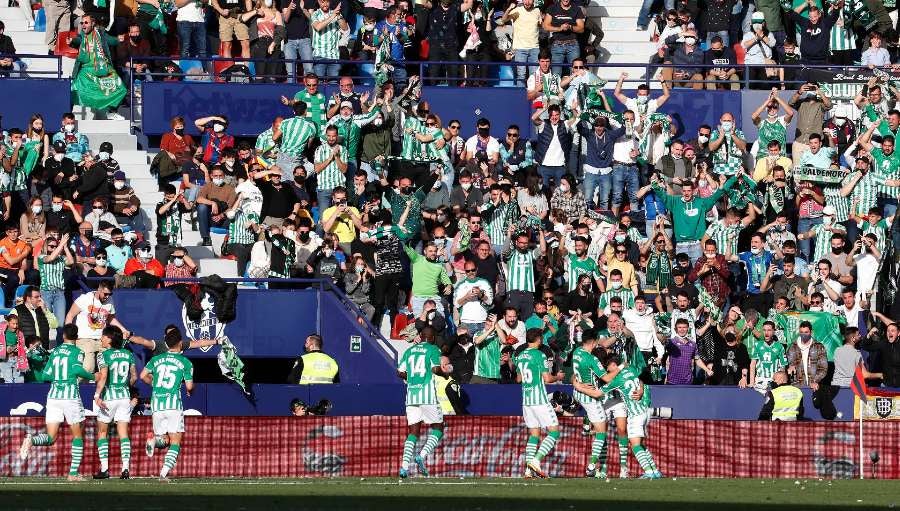 Jugadores verdiblancos con su afición en juego ante Levante