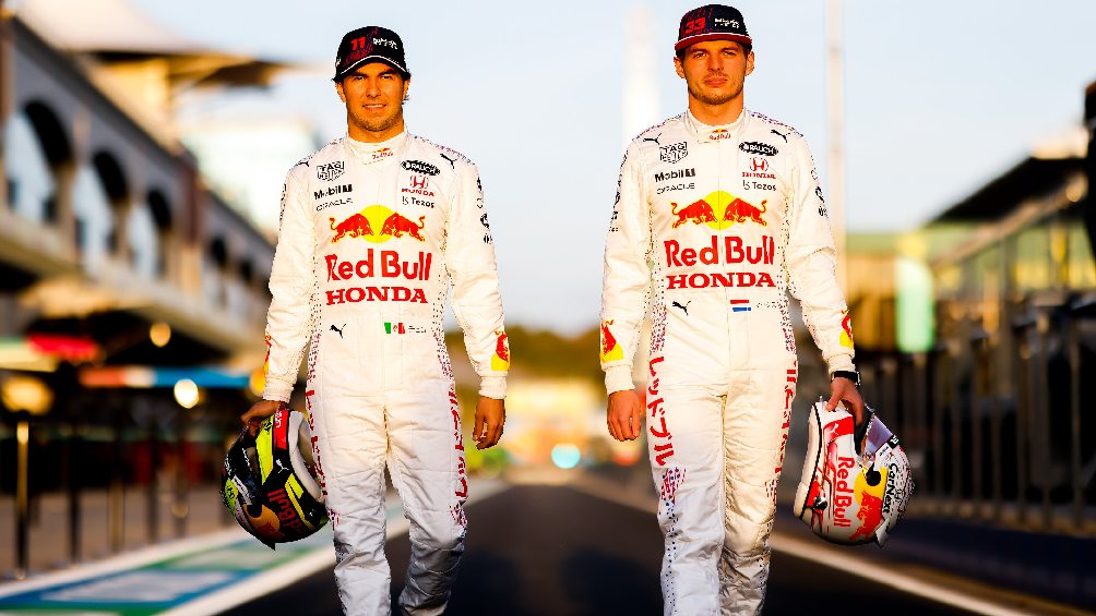 Sergio 'Checo' Pérez y Max Verstappen en sesión con Red Bull
