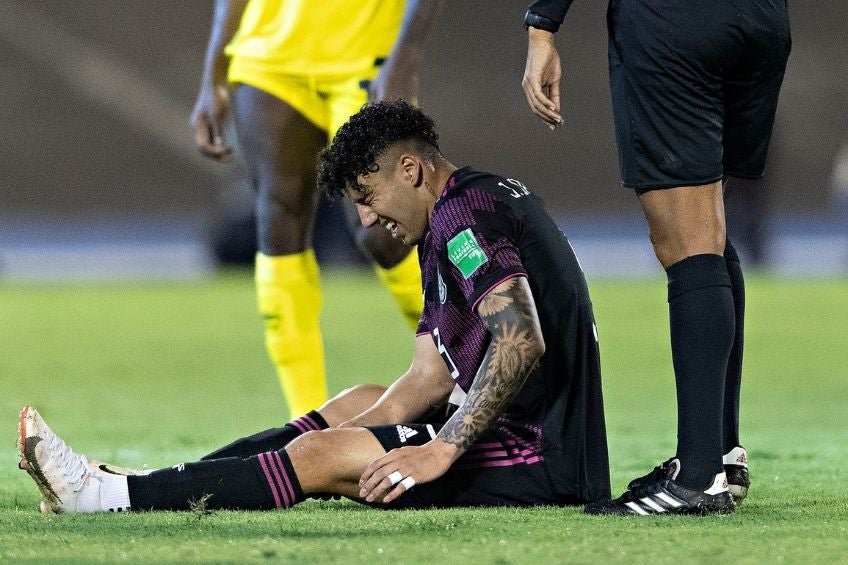 Jorge Sánchez sufriendo una lesión ante Jamaica