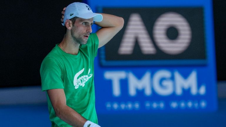 Novak Djokovic entrenando tenis en Australia