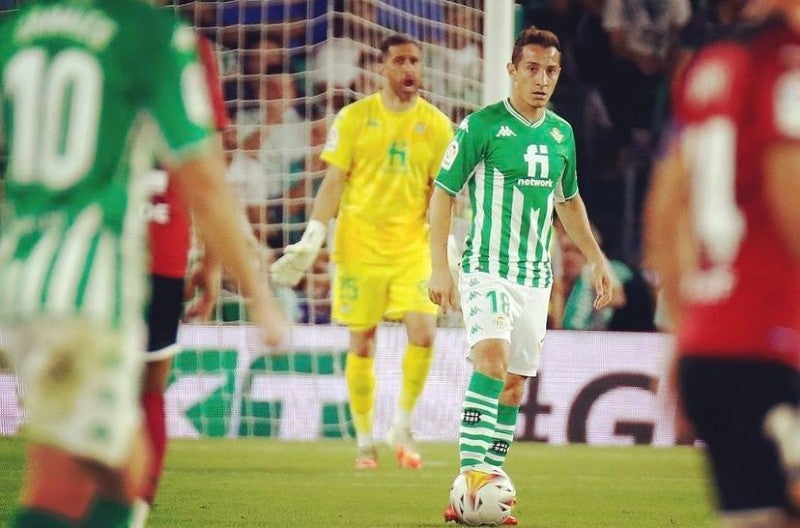 Andrés Guardado durante un partido con el Betis