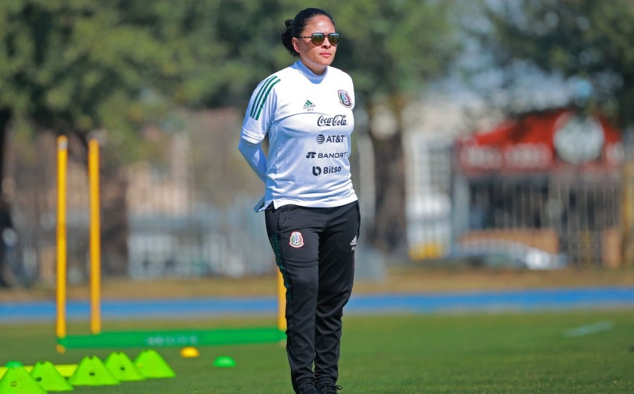 Mónica Vergara en entrenamiento de la Femenil