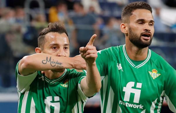 Andrés Guardado celebra gol 100 del Betis en la Europa League