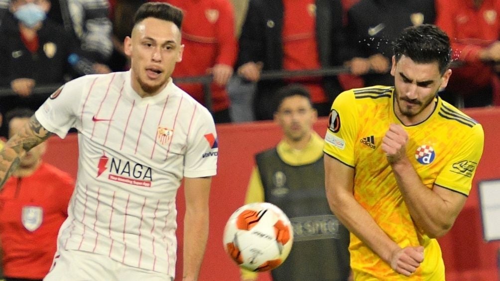 Ocampos peleando un balón