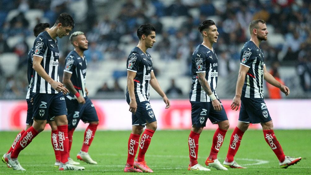 Jugadores del Monterrey jugando partido de la Liga MX