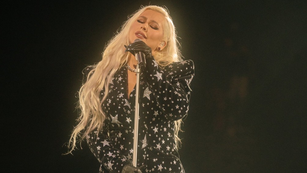 Christina Aguilera cantando durante concierto