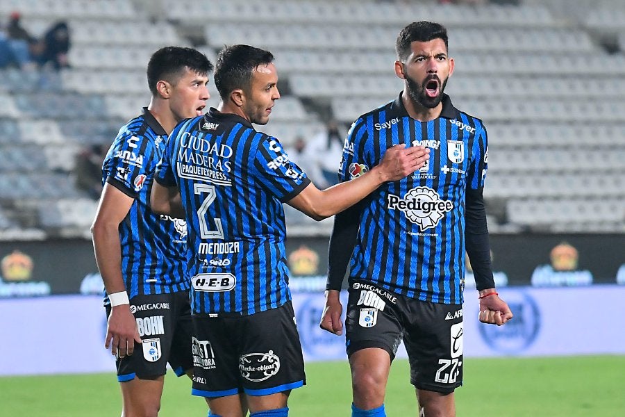 Jugadores de Querétaro festejando un gol