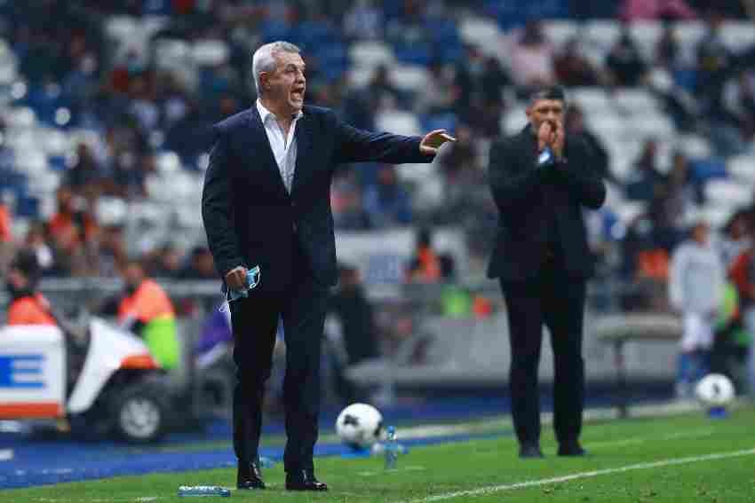 Javier Aguirre dirigiendo a Rayados 