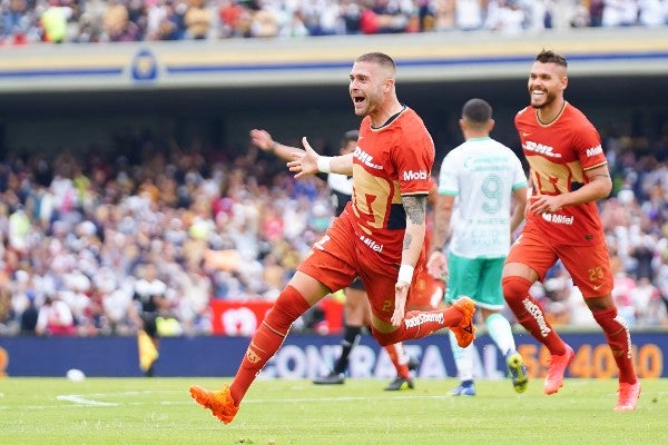 Arturo Ortíz celebra anotación con Pumas vs Santos