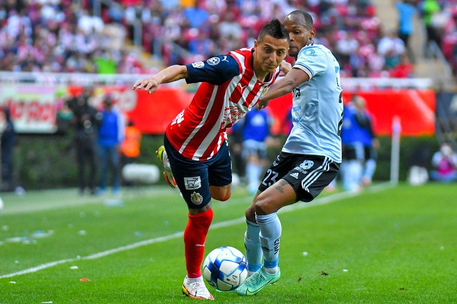 Piojo Alvarado durante un partido con Chivas