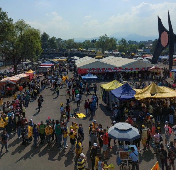 Filas afuera del Estadio Azteca