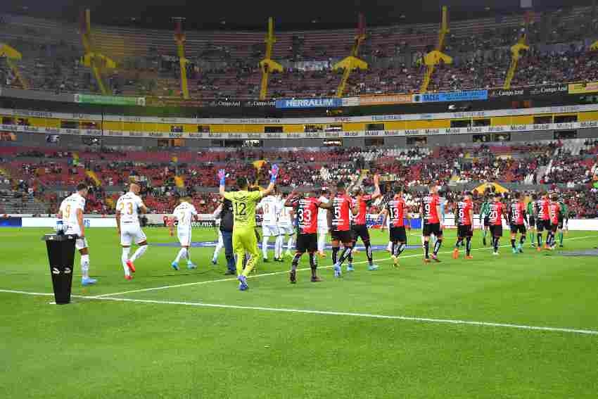 Atlas y Pumas saliendo a la cancha del Jalisco