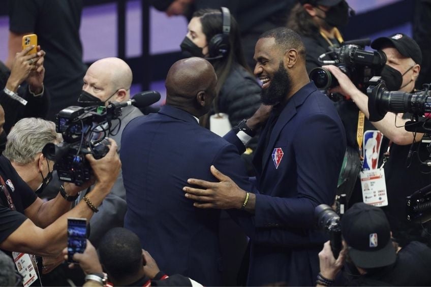 Michael Jordan y LeBron James antes del homenaje