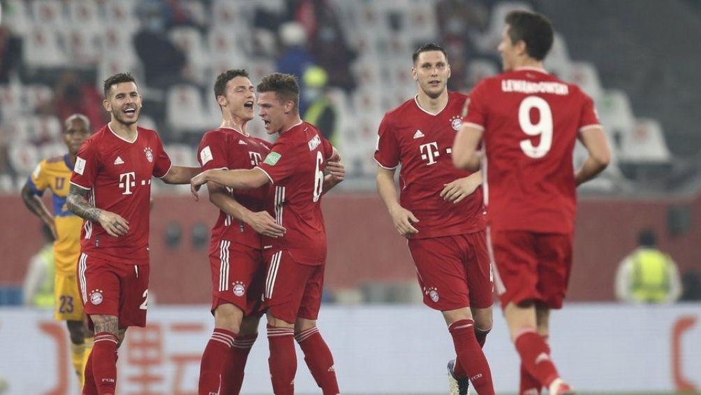 Lewandowski festeja gol con el Bayern