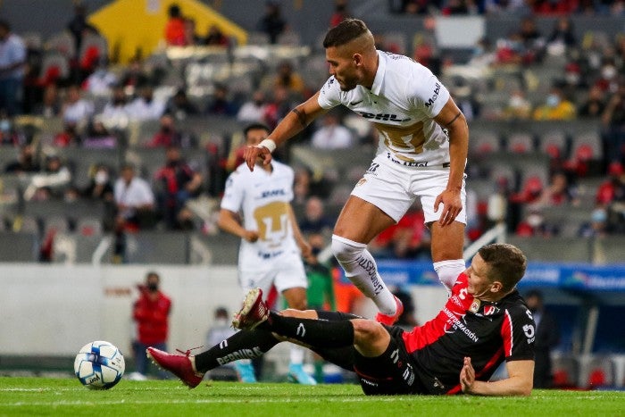 Nicolás Freire en acción con Pumas