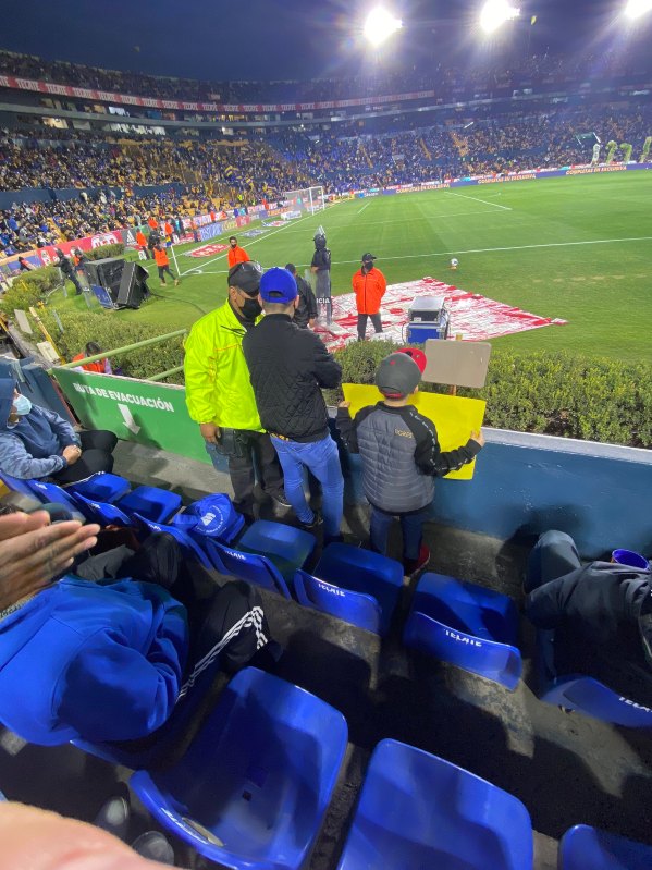 Seguridad del estadio con el padre de Iker