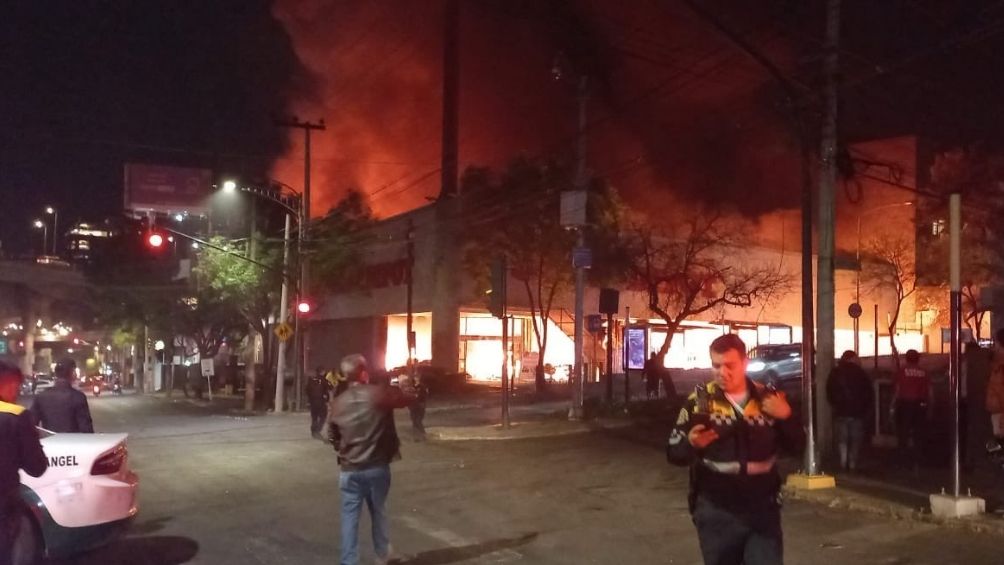 Incendio en Office Depot fue controlado por bomberos; no se reportaron  heridos