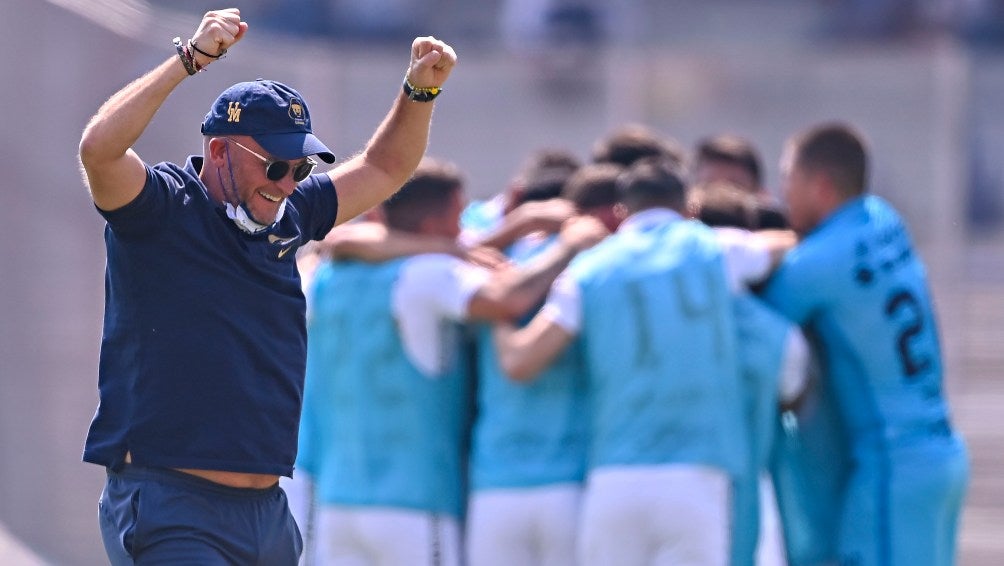 Andrés Lillini celebrando una anotación de Pumas 