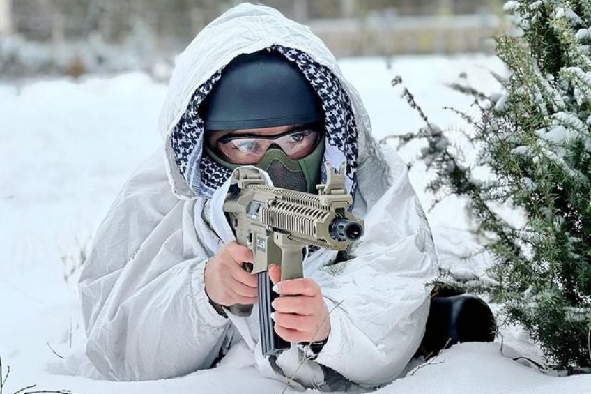 Anastasiia Lenna con un arma de fuego