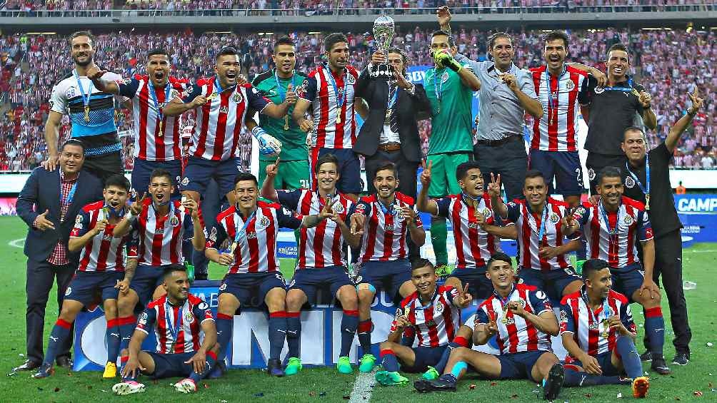 Chivas festejando título de la Liga MX en el Torneo Clausura 2017