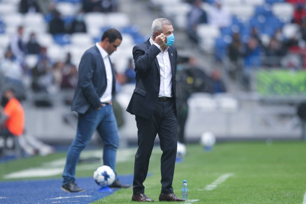 Javier Aguirre dirigiendo ante Atlético de San Luis