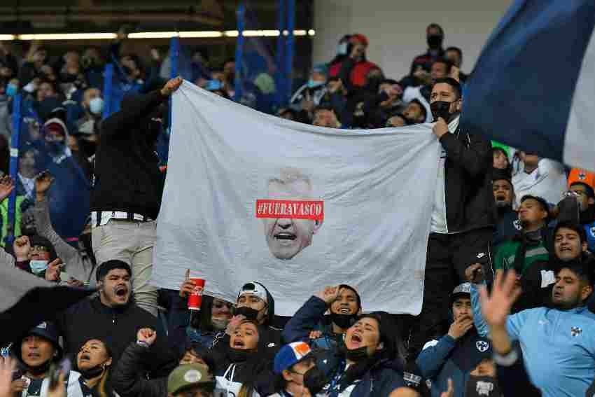 Afición de Monterrey pidiendo la 'cabeza' de Vasco Aguirre