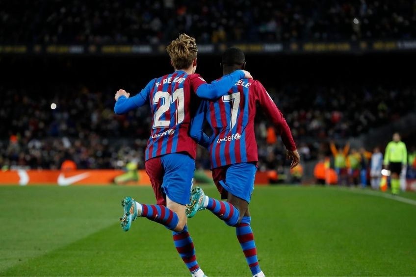 De Jong y Dembélé festejando un gol