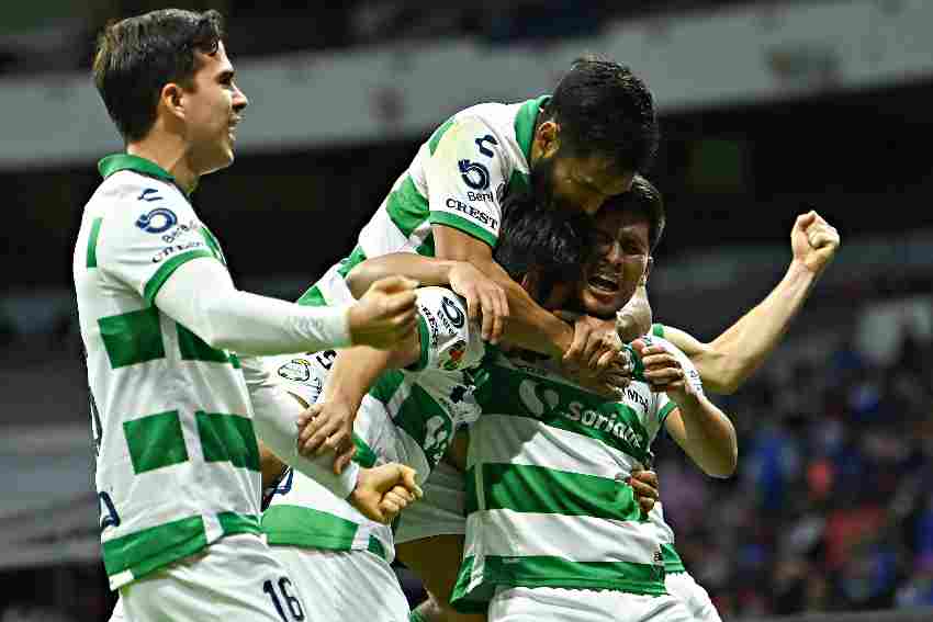 Jugadores de Santos celebrando el gol de la victoria 