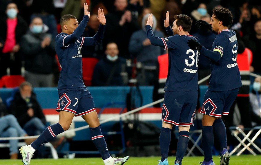 Jugadores del PSG celebran con el francés