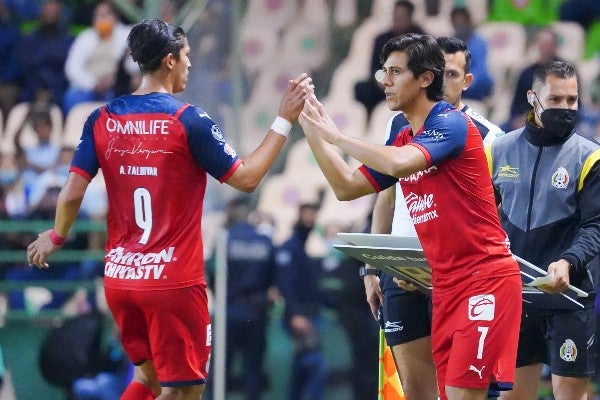 José Juan Macías entra a la cancha