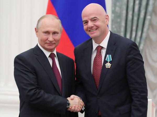 Vladimir Putin, presidente de Rusia, posa junto a Gianni Infantino, presidente de la FIFA