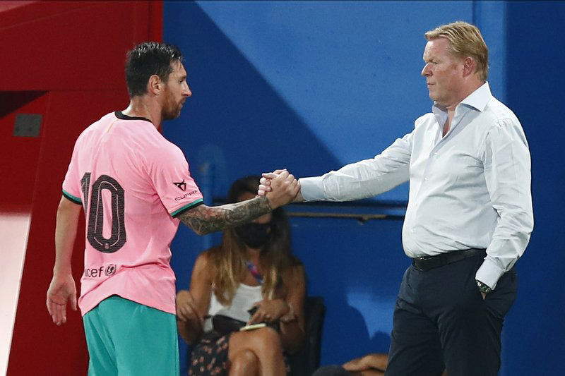 Messi y Koeman tras un duelo del Barcelona 