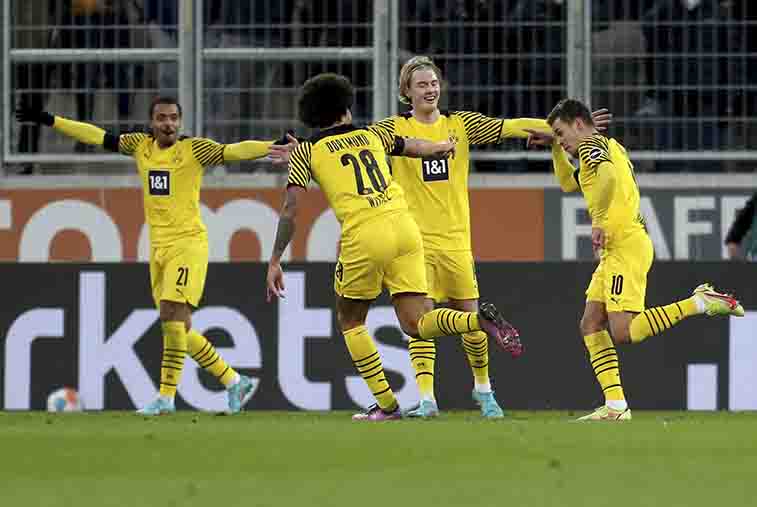 Jugadores del Dortmund festejando un gol 