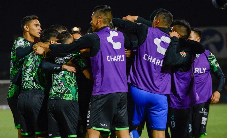 Futbolistas de León festejan con Hernández