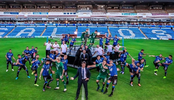 Gallos Blancos durante sesión de fotos