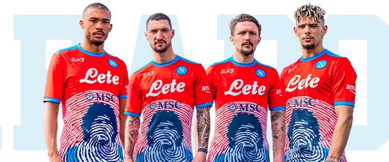 Jugadores del Napoli posan con la nueva camiseta