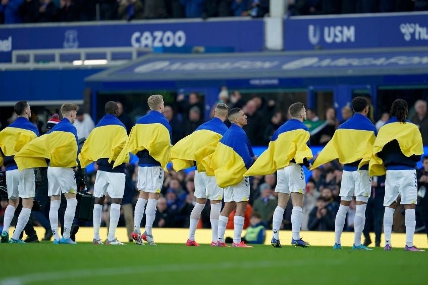 Jugadores del Everton con la bandera de Ucrania