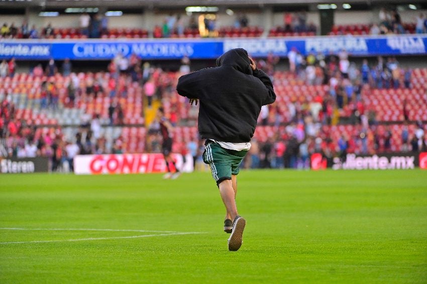 Aficionado invadiendo la cancha