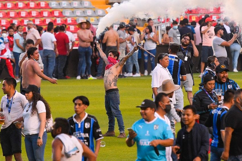 Afición invadiendo la cancha de la Corregidora 