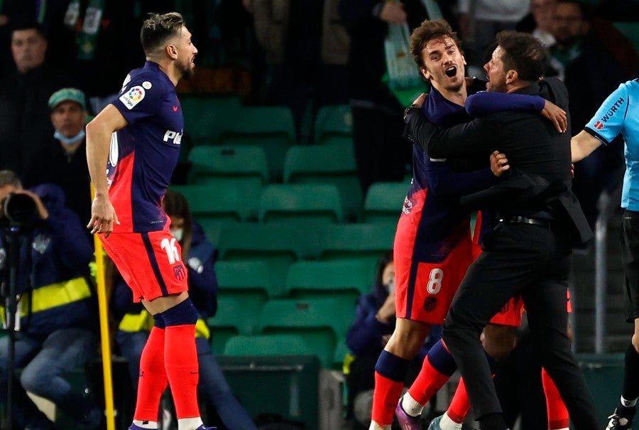 Héctor Herrera celebra con Antoine Griezmann y Simeone el tercer gol del Atleti