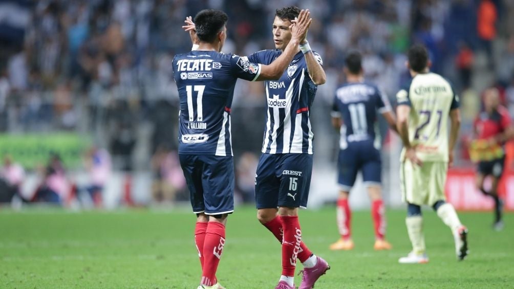 Jugadores de Rayados en un partido