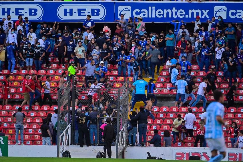 Fanáticos en el inicio de las peleas 