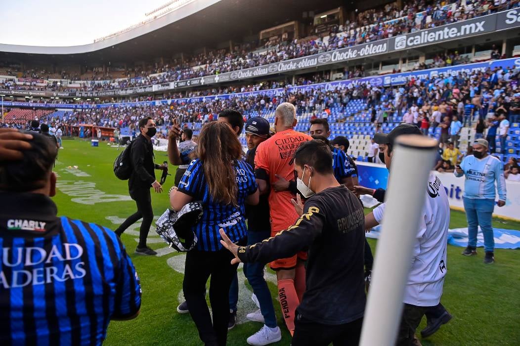 Aguerre con los aficionados de Gallos en el campo de La Corregidora