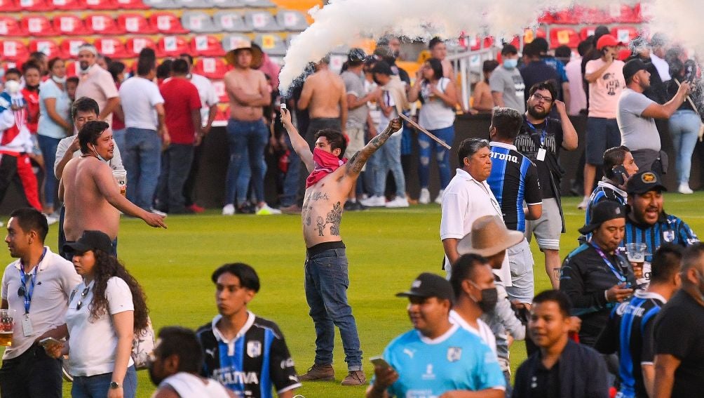 Aficionados invadieron el cancha de la Corregidora