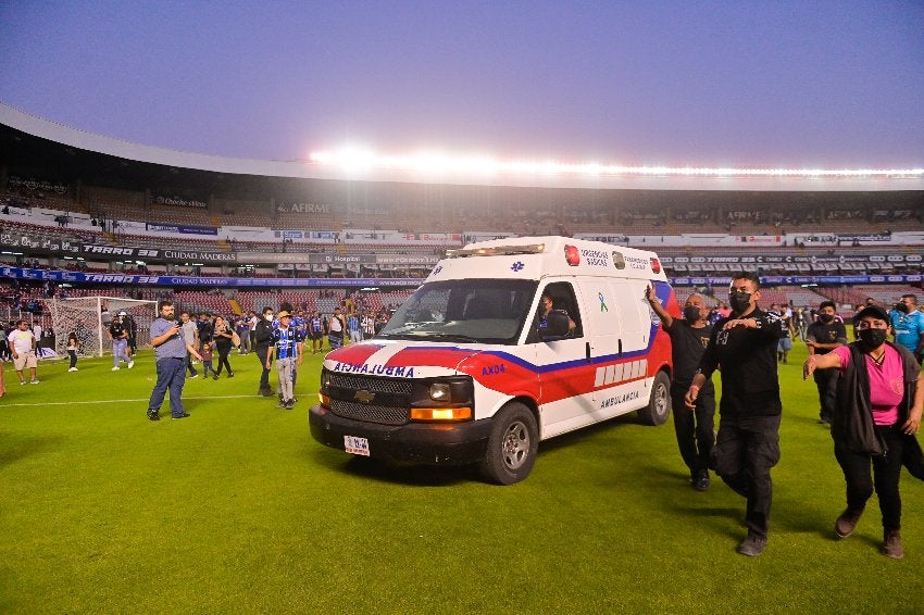 Ambulancia en la Corregidora sacando a los heridos 