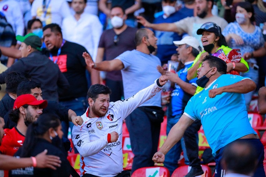 Aficionados en el inicio de la pelea