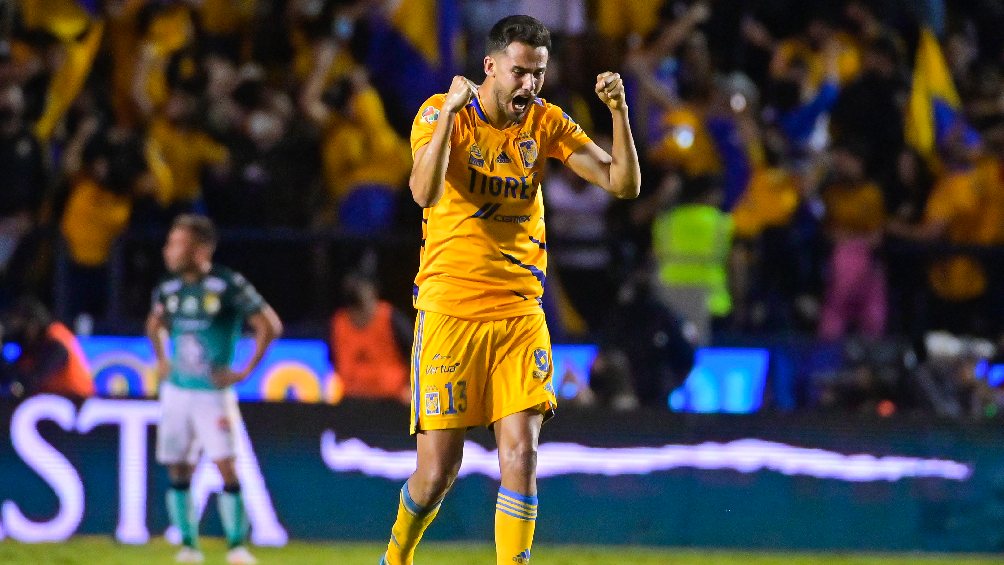 Diego Reyes festejando gol de Tigres en partido de la Liga MX