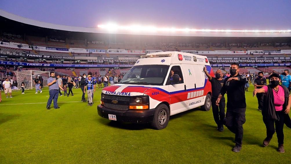 Parte médico atendiendo a personas lesionadas en la Corregidora